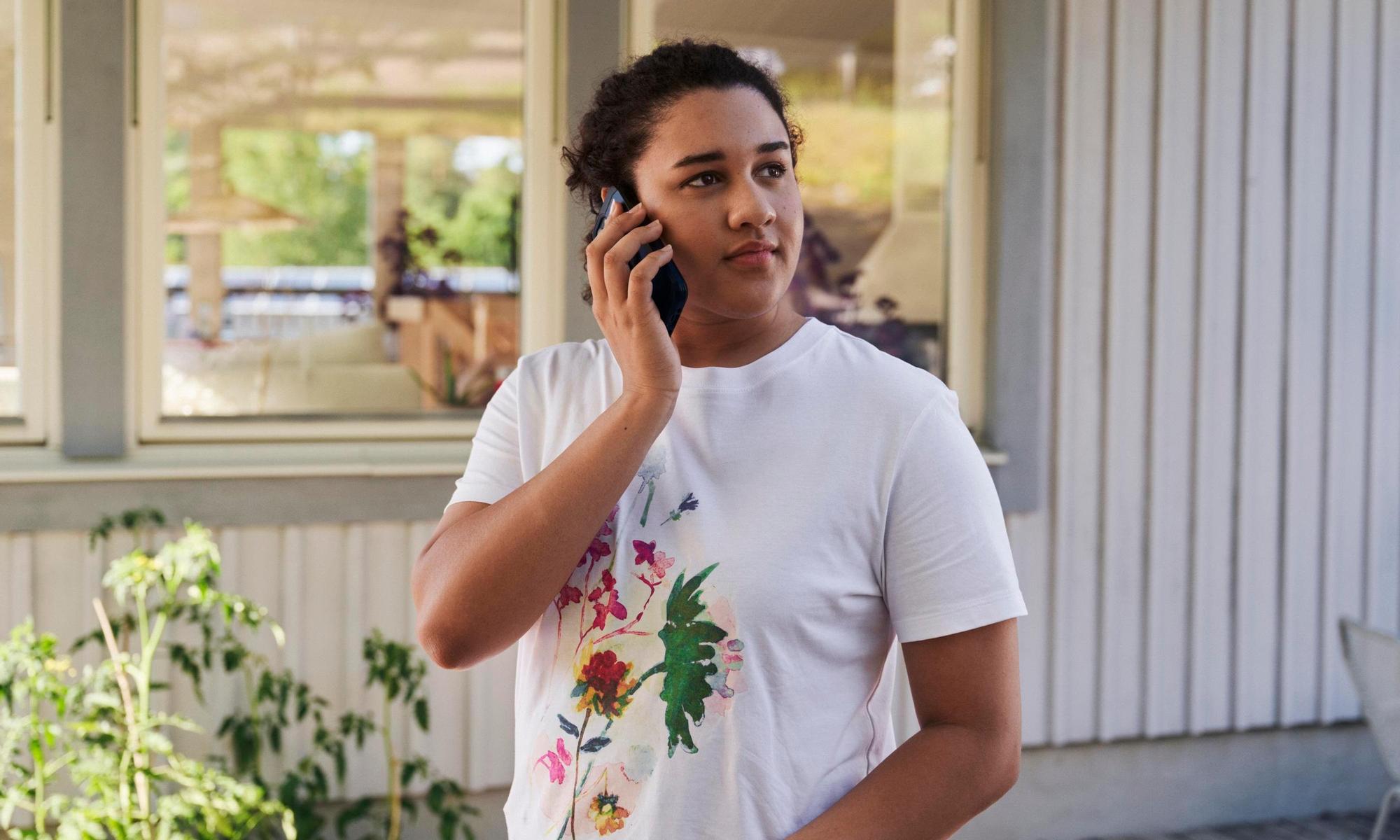 Woman speaking in the phone